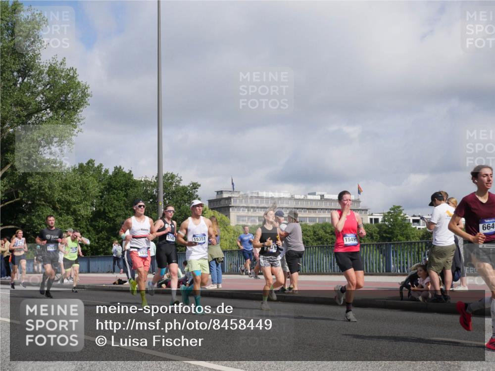 29.06.2025 - hella hamburg halbmarathon Luisa Fischer http://msf.ph/oto/8458449 29.06.2025 09:52:59 Kennedybrücke 17632, 5745, 15351, 15493, 1882, 6645, 1358, 1688, 1882, 2675, 4398, 5745, 6649, 8958, 9116, 9365 meine-sportfotos.de