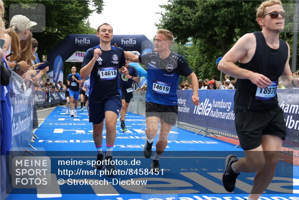 29.06.2025 - hella hamburg halbmarathon Strokosch-Dieckow http://msf.ph/oto/8458451 29.06.2025 10:47:37 Ziel 1070, 1320, 1696, 2284, 2708, 5889, 6009, 7962, 8023, 8234, 8927, 10969, 10988, 11283, 12870, 13223, 13303, 13948, 14618, 14619, 15451, 15478, 15479, 16205, 17229, 18104, 18430, 18970, 19181 meine-sportfotos.de
