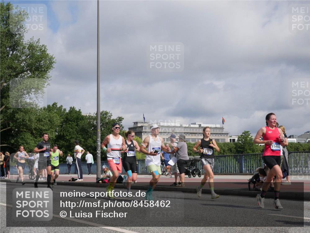 29.06.2025 - hella hamburg halbmarathon Luisa Fischer http://msf.ph/oto/8458462 29.06.2025 09:52:59 Kennedybrücke 17632, 2675, 1882, 5745, 1251, 15493, 1358, 1688, 1882, 2675, 4398, 5745, 6649, 8958, 9116, 9365 meine-sportfotos.de