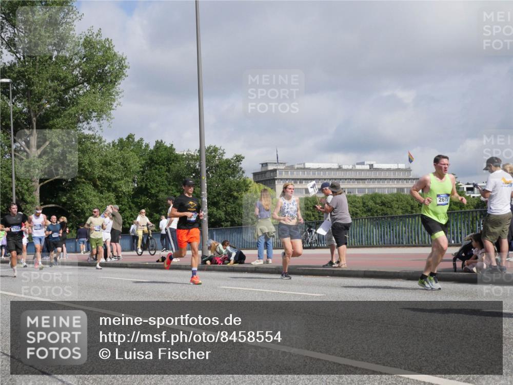 29.06.2025 - hella hamburg halbmarathon Luisa Fischer http://msf.ph/oto/8458554 29.06.2025 09:53:02 Kennedybrücke 1700, 2675, 1209, 1358, 1882, 2675, 4205, 4380, 5508, 5745, 7026, 8958, 9365 meine-sportfotos.de