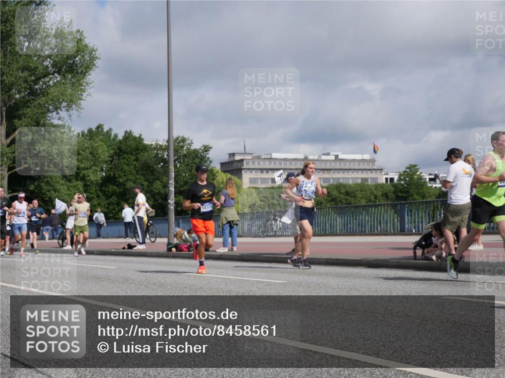 29.06.2025 - hella hamburg halbmarathon Luisa Fischer http://msf.ph/oto/8458561 29.06.2025 09:53:03 Kennedybrücke 18723, 9365, 1209, 1358, 1697, 1882, 2675, 4205, 4380, 5508, 5745, 6686, 7026, 8958, 9365 meine-sportfotos.de