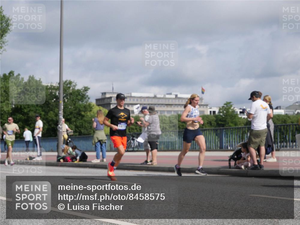 29.06.2025 - hella hamburg halbmarathon Luisa Fischer http://msf.ph/oto/8458575 29.06.2025 09:53:03 Kennedybrücke 1872, 1209, 1358, 1697, 1882, 2675, 4205, 4380, 5508, 5745, 6686, 7026, 8958, 9365 meine-sportfotos.de