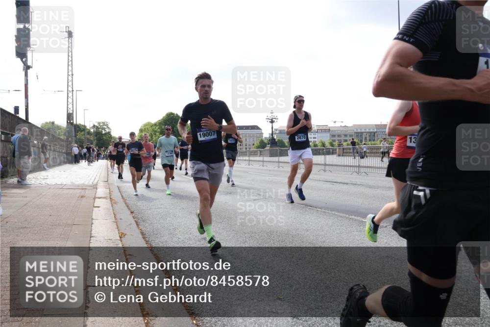 29.06.2025 - hella hamburg halbmarathon Lena Gebhardt http://msf.ph/oto/8458578 29.06.2025 09:54:37 Lombardsbrücke 12367, 19007, 16834, 2670, 13, 1171, 1342, 1399, 1549, 1817, 1892, 1942, 2020, 2098, 2188, 2222, 2367, 2442, 2470, 2561, 2592, 2596, 2670, 2842, 2889, 2955, 3208, 3209, 3477, 3562, 3785, 4017, 4029, 4183, 4185, 4270, 4816, 4832, 5020, 5447, 5706, 5884, 6266, 6290, 6630, 6723, 6819, 6831, 6978, 7087, 7274, 7297, 7335, 7709, 7908, 8117, 8142, 8374, 8482, 8576, 8657, 8698, 8743, 8916, 8981, 9038, 9051, 9463, 9710, 9815, 9924, 10057, 10237, 10529 meine-sportfotos.de