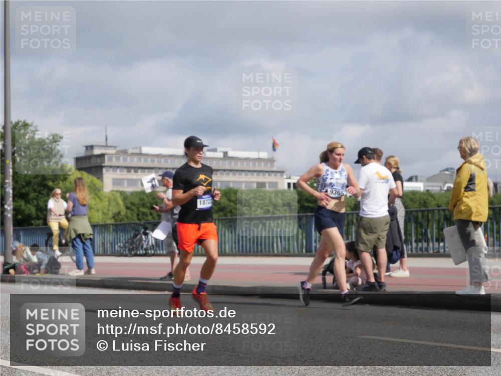 29.06.2025 - hella hamburg halbmarathon Luisa Fischer http://msf.ph/oto/8458592 29.06.2025 09:53:04 Kennedybrücke 1872, 9365, 1209, 1358, 1697, 2675, 3626, 4205, 4229, 4380, 5508, 6686, 6687, 7026, 8958, 9365 meine-sportfotos.de