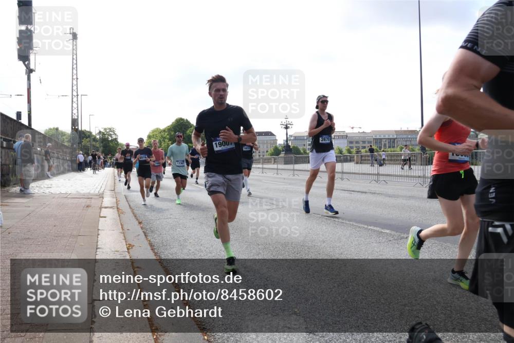 29.06.2025 - hella hamburg halbmarathon Lena Gebhardt http://msf.ph/oto/8458602 29.06.2025 09:54:37 Lombardsbrücke 12367, 1900, 16834, 2670, 1171, 1342, 1399, 1549, 1817, 1892, 1942, 2020, 2098, 2188, 2222, 2367, 2442, 2470, 2561, 2592, 2596, 2670, 2842, 2889, 2955, 3208, 3209, 3477, 3562, 3785, 4017, 4029, 4183, 4185, 4270, 4816, 4832, 5020, 5447, 5706, 5884, 6266, 6290, 6630, 6723, 6819, 6831, 6978, 7087, 7274, 7297, 7335, 7709, 7908, 8117, 8142, 8374, 8482, 8576, 8657, 8698, 8743, 8916, 8981, 9038, 9051, 9463, 9710, 9815, 9924, 10057, 10237, 10529 meine-sportfotos.de