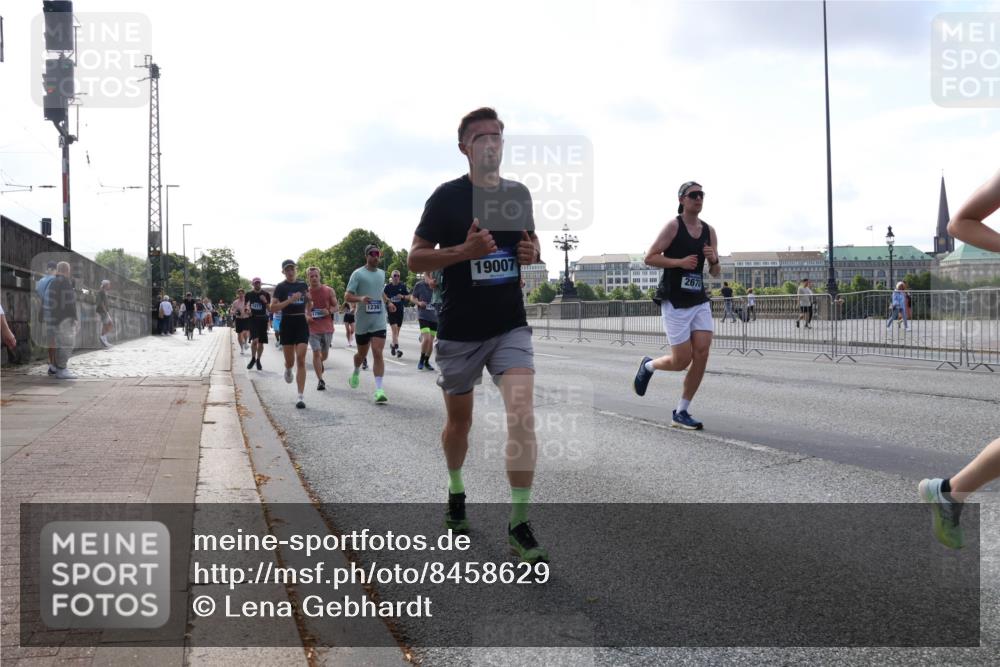 29.06.2025 - hella hamburg halbmarathon Lena Gebhardt http://msf.ph/oto/8458629 29.06.2025 09:54:37 Lombardsbrücke 1780, 12367, 19007, 2670, 1171, 1342, 1399, 1549, 1817, 1892, 1942, 2020, 2098, 2188, 2222, 2367, 2442, 2470, 2561, 2592, 2596, 2670, 2842, 2889, 2955, 3208, 3209, 3477, 3562, 3785, 4017, 4029, 4183, 4185, 4270, 4816, 4832, 5020, 5447, 5706, 5884, 6266, 6290, 6630, 6723, 6819, 6831, 6978, 7087, 7274, 7297, 7335, 7709, 7908, 8117, 8142, 8374, 8482, 8576, 8657, 8698, 8743, 8916, 8981, 9038, 9051, 9463, 9710, 9815, 9924, 10057, 10237, 10529 meine-sportfotos.de