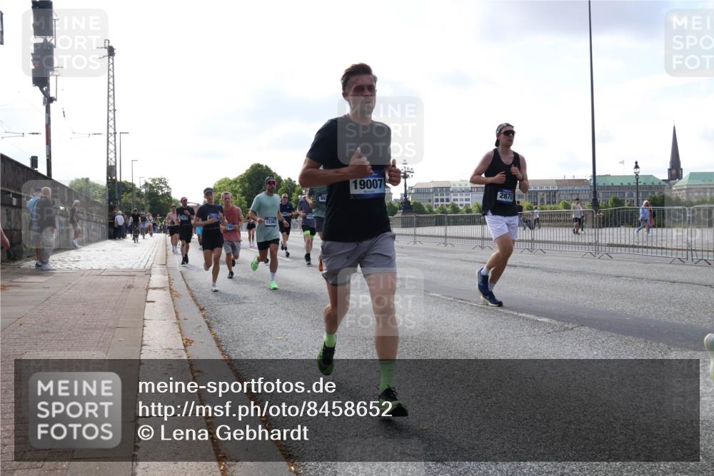 29.06.2025 - hella hamburg halbmarathon Lena Gebhardt http://msf.ph/oto/8458652 29.06.2025 09:54:38 Lombardsbrücke 8016, 786, 12367, 992, 19007, 2670, 1171, 1342, 1399, 1549, 1817, 1942, 2020, 2098, 2188, 2222, 2367, 2442, 2470, 2561, 2592, 2596, 2670, 2842, 2889, 2955, 3208, 3209, 3477, 3562, 3785, 4017, 4029, 4270, 4816, 4832, 5020, 5447, 5706, 5884, 6266, 6290, 6630, 6723, 6819, 6978, 7087, 7274, 7297, 7335, 7709, 7908, 8117, 8142, 8374, 8482, 8576, 8657, 8698, 8743, 8916, 8981, 9038, 9051, 9463, 9661, 9710, 9815, 9924, 10057, 10237, 10529 meine-sportfotos.de