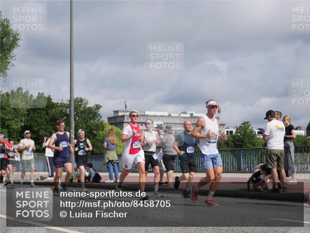 29.06.2025 - hella hamburg halbmarathon Luisa Fischer http://msf.ph/oto/8458705 29.06.2025 09:53:07 Kennedybrücke 9116, 4380, 11281, 16697, 18803, 99, 14272, 113, 8958, 17516, 1209, 1358, 1697, 3626, 4205, 4229, 4380, 5472, 5508, 6686, 6687, 7026, 8958, 9365, 10783 meine-sportfotos.de