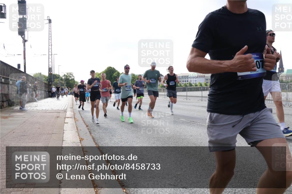 29.06.2025 - hella hamburg halbmarathon Lena Gebhardt http://msf.ph/oto/8458733 29.06.2025 09:54:38 Lombardsbrücke 1817, 16, 12367, 1424, 5884, 9924, 16834, 07, 1171, 1342, 1399, 1549, 1817, 1942, 2020, 2098, 2188, 2222, 2367, 2442, 2470, 2561, 2592, 2596, 2670, 2842, 2889, 2955, 3208, 3209, 3477, 3562, 3785, 4017, 4029, 4270, 4816, 4832, 5020, 5447, 5706, 5884, 6266, 6290, 6630, 6723, 6819, 6978, 7087, 7274, 7297, 7335, 7709, 7908, 8117, 8142, 8374, 8482, 8576, 8657, 8698, 8743, 8916, 8981, 9038, 9051, 9463, 9661, 9710, 9815, 9924, 10057, 10237, 10529 meine-sportfotos.de