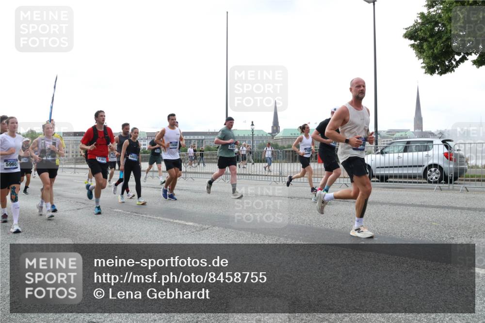 29.06.2025 - hella hamburg halbmarathon Lena Gebhardt http://msf.ph/oto/8458755 29.06.2025 10:31:42 Lombardsbrücke 5965, 12381, 17851, 151, 1906, 342, 1704, 1235, 1292, 1373, 1844, 1879, 1979, 2384, 2414, 2672, 2831, 2832, 2914, 3221, 3239, 3358, 3396, 3397, 3424, 3571, 3681, 3751, 3752, 4817, 4877, 4953, 5156, 5165, 5437, 5846, 5943, 5965, 6057, 6078, 6160, 6546, 6573, 6640, 6718, 6727, 7334, 7604, 7772, 7816, 7898, 8050, 8304, 8538, 8620, 8806, 9078, 9104, 9183, 9478, 9812, 9883, 10111, 10240, 10586, 11587, 13724, 14349, 15725, 16457, 16978, 17404, 17517, 17587, 17706 meine-sportfotos.de