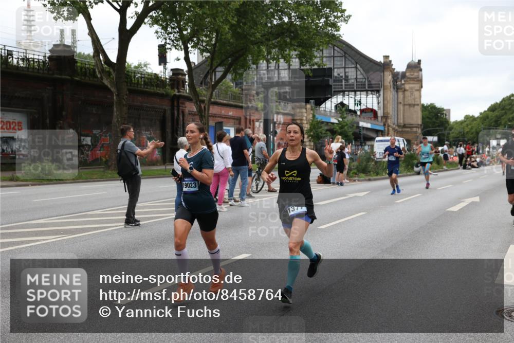 29.06.2025 - hella hamburg halbmarathon Yannick Fuchs http://msf.ph/oto/8458764 29.06.2025 10:56:31 20KM 1006, 1194, 1212, 1264, 1377, 1432, 1568, 1573, 1674, 1726, 3740, 4511, 6414, 6415, 6752, 7658, 7869, 8045, 8624, 8730, 10214, 10519, 11180, 11670, 12156, 12286, 13498, 13868, 14348, 14368, 14456, 16654, 16688, 16808, 17136, 17383, 17955, 18382, 18530, 18599, 19023 meine-sportfotos.de