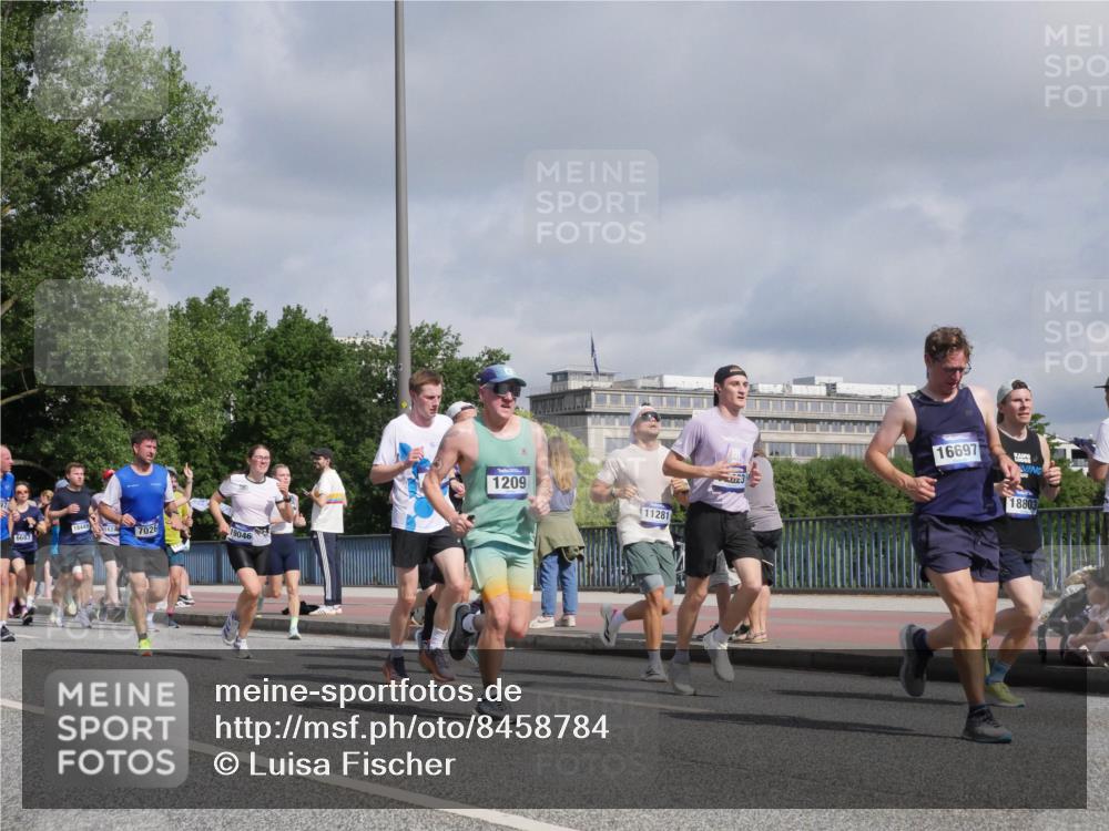 29.06.2025 - hella hamburg halbmarathon Luisa Fischer http://msf.ph/oto/8458784 29.06.2025 09:53:09 Kennedybrücke 6687, 18449, 1624, 7026, 19046, 1209, 11281, 16697, 18803, 1209, 1358, 1697, 3626, 4205, 4229, 4380, 5472, 5508, 6080, 6686, 6687, 7026, 7110, 8958, 10783 meine-sportfotos.de