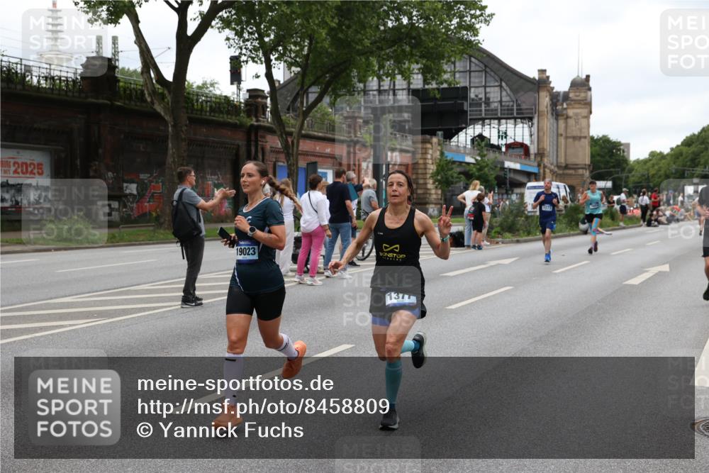 29.06.2025 - hella hamburg halbmarathon Yannick Fuchs http://msf.ph/oto/8458809 29.06.2025 10:56:31 20KM 1006, 1194, 1212, 1264, 1377, 1432, 1568, 1573, 1674, 1726, 3740, 4511, 6414, 6415, 6752, 7658, 7869, 8045, 8624, 8730, 10214, 10519, 11180, 11670, 12156, 12286, 13498, 13868, 14348, 14368, 14456, 16654, 16688, 16808, 17136, 17383, 17955, 18382, 18530, 18599, 19023 meine-sportfotos.de