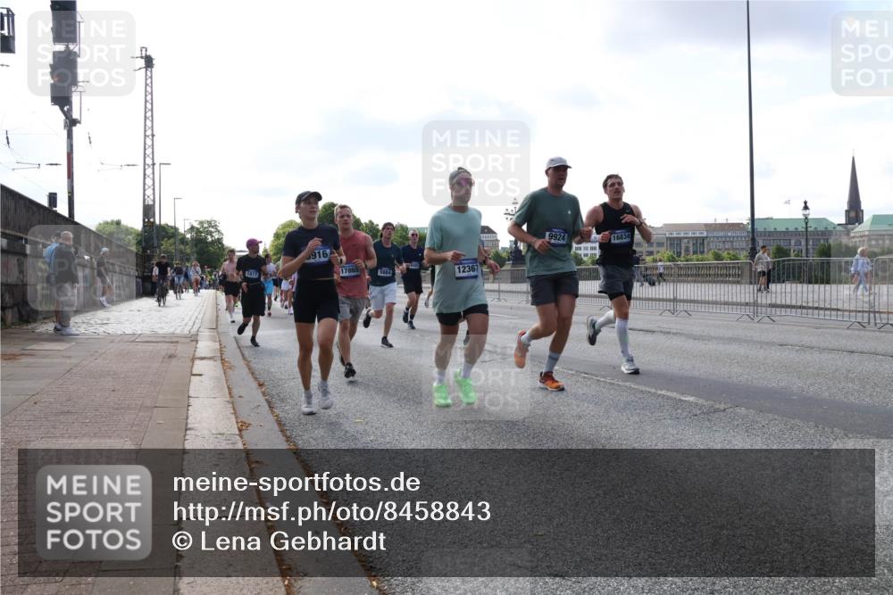 29.06.2025 - hella hamburg halbmarathon Lena Gebhardt http://msf.ph/oto/8458843 29.06.2025 09:54:39 Lombardsbrücke 1817, 916, 9924, 16834, 17865, 5884, 12367, 1171, 1342, 1399, 1549, 1817, 1942, 2020, 2098, 2188, 2222, 2367, 2442, 2470, 2561, 2592, 2596, 2670, 2842, 2889, 2955, 3208, 3209, 3477, 3562, 4017, 4029, 4270, 4816, 4832, 5020, 5447, 5706, 5884, 6266, 6290, 6389, 6630, 6723, 6819, 6978, 7087, 7274, 7297, 7335, 7709, 7908, 8117, 8142, 8374, 8482, 8576, 8657, 8698, 8743, 8916, 8981, 9038, 9051, 9093, 9661, 9710, 9815, 9924, 10057, 10237 meine-sportfotos.de