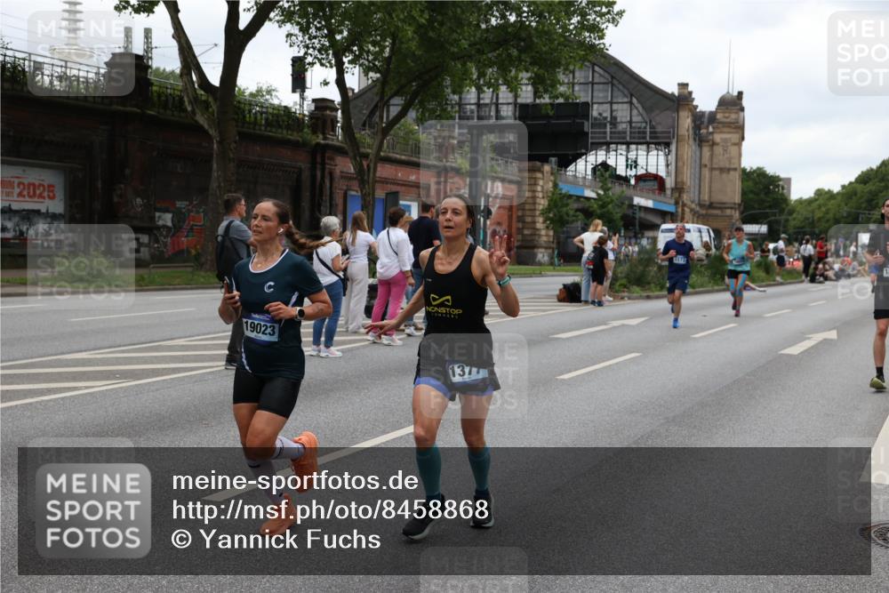 29.06.2025 - hella hamburg halbmarathon Yannick Fuchs http://msf.ph/oto/8458868 29.06.2025 10:56:31 20KM 1006, 1194, 1212, 1264, 1377, 1432, 1568, 1573, 1674, 1726, 3740, 4511, 6414, 6415, 6752, 7658, 7869, 8045, 8624, 8730, 10214, 10519, 11180, 11670, 12156, 12286, 13498, 13868, 14348, 14368, 14456, 16654, 16688, 16808, 17136, 17383, 17955, 18382, 18530, 18599, 19023 meine-sportfotos.de