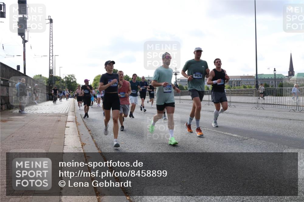 29.06.2025 - hella hamburg halbmarathon Lena Gebhardt http://msf.ph/oto/8458899 29.06.2025 09:54:39 Lombardsbrücke 1817, 7865, 12367, 9924, 1171, 1342, 1399, 1549, 1817, 1942, 2020, 2098, 2188, 2222, 2367, 2442, 2470, 2561, 2592, 2596, 2670, 2842, 2889, 2955, 3208, 3209, 3477, 3562, 4017, 4029, 4270, 4816, 4832, 5020, 5447, 5706, 5884, 6266, 6290, 6389, 6630, 6723, 6819, 6978, 7087, 7274, 7297, 7335, 7709, 7908, 8117, 8142, 8374, 8482, 8576, 8657, 8698, 8743, 8916, 8981, 9038, 9051, 9093, 9661, 9710, 9815, 9924, 10057, 10237 meine-sportfotos.de