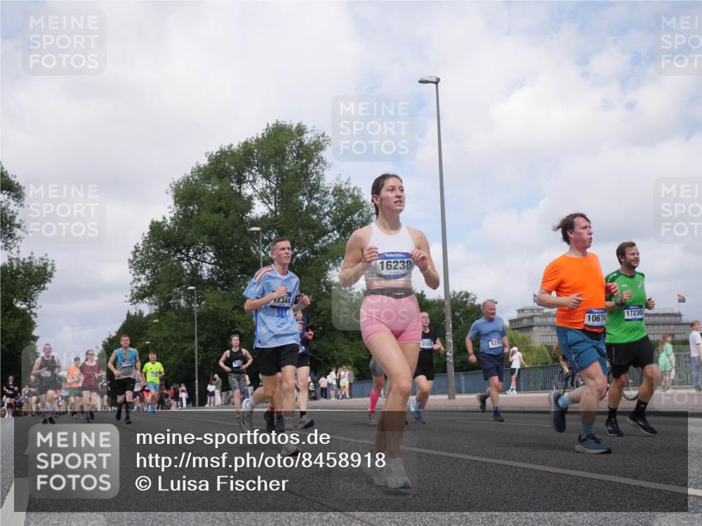 29.06.2025 - hella hamburg halbmarathon Luisa Fischer http://msf.ph/oto/8458918 29.06.2025 10:37:43 Kennedybrücke 2801, 17412, 17344, 16238, 8589, 9379, 10674, 17230, 2376, 2801, 3420, 5609, 6105, 6843, 8021, 8589, 8965, 9379, 9448, 10674 meine-sportfotos.de