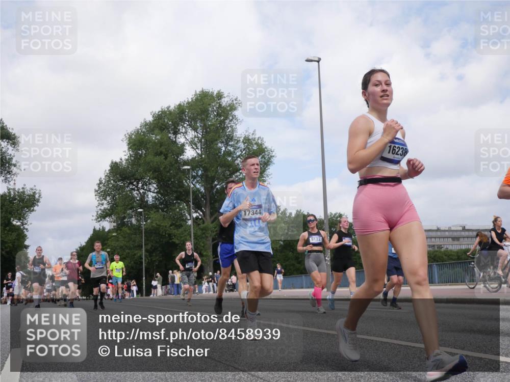 29.06.2025 - hella hamburg halbmarathon Luisa Fischer http://msf.ph/oto/8458939 29.06.2025 10:37:44 Kennedybrücke 17412, 8021, 17344, 9122, 16238, 2376, 2801, 3420, 6105, 6843, 8021, 8589, 8965, 9379, 9448, 10674 meine-sportfotos.de