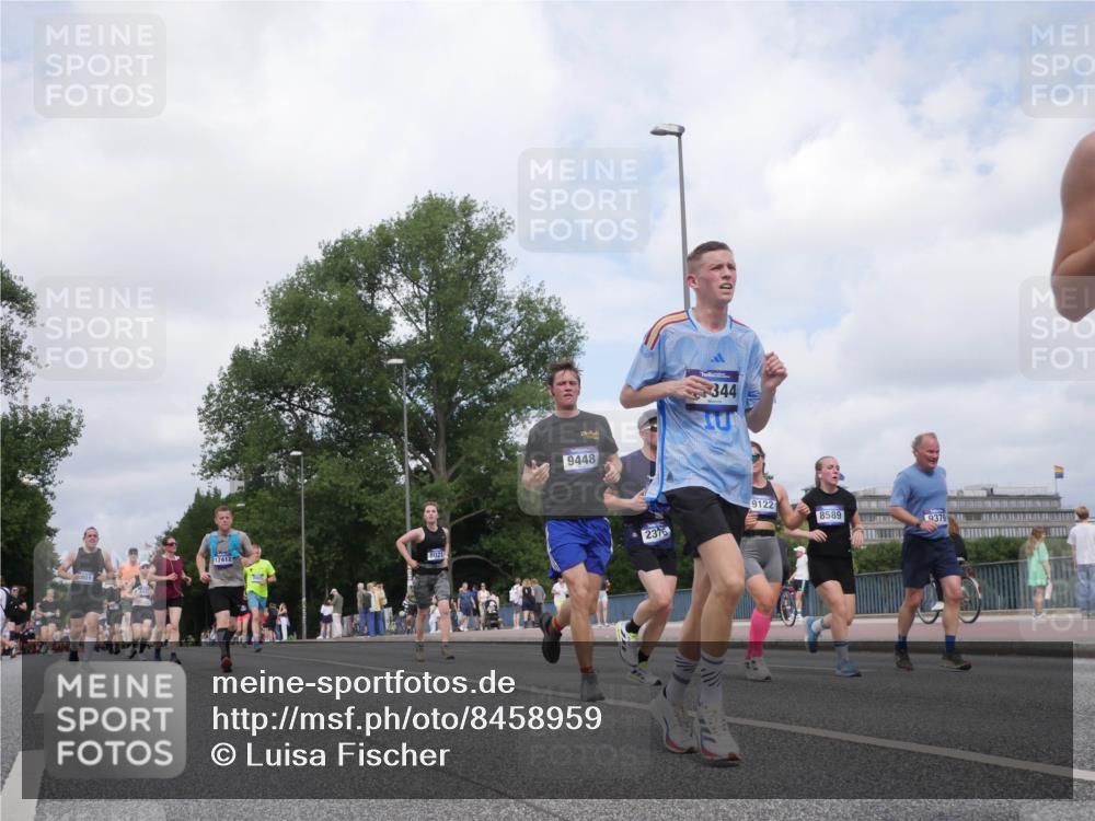 29.06.2025 - hella hamburg halbmarathon Luisa Fischer http://msf.ph/oto/8458959 29.06.2025 10:37:44 Kennedybrücke 17412, 8021, 9448, 2376, 344, 9122, 8589, 9379, 2376, 2801, 3420, 6105, 6843, 8021, 8589, 8965, 9379, 9448, 10674 meine-sportfotos.de