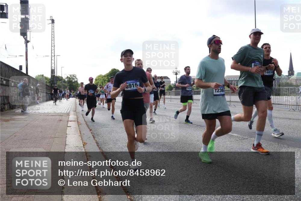 29.06.2025 - hella hamburg halbmarathon Lena Gebhardt http://msf.ph/oto/8458962 29.06.2025 09:54:39 Lombardsbrücke 3916, 1817, 14248, 1236, 90, 16834, 1171, 1342, 1399, 1549, 1817, 1942, 2020, 2098, 2188, 2222, 2367, 2442, 2470, 2561, 2592, 2596, 2670, 2842, 2889, 2955, 3208, 3209, 3477, 3562, 4017, 4029, 4270, 4816, 4832, 5020, 5447, 5706, 5884, 6266, 6290, 6389, 6630, 6723, 6819, 6978, 7087, 7274, 7297, 7335, 7709, 7908, 8117, 8142, 8374, 8482, 8576, 8657, 8698, 8743, 8916, 8981, 9038, 9051, 9093, 9661, 9710, 9815, 9924, 10057, 10237 meine-sportfotos.de