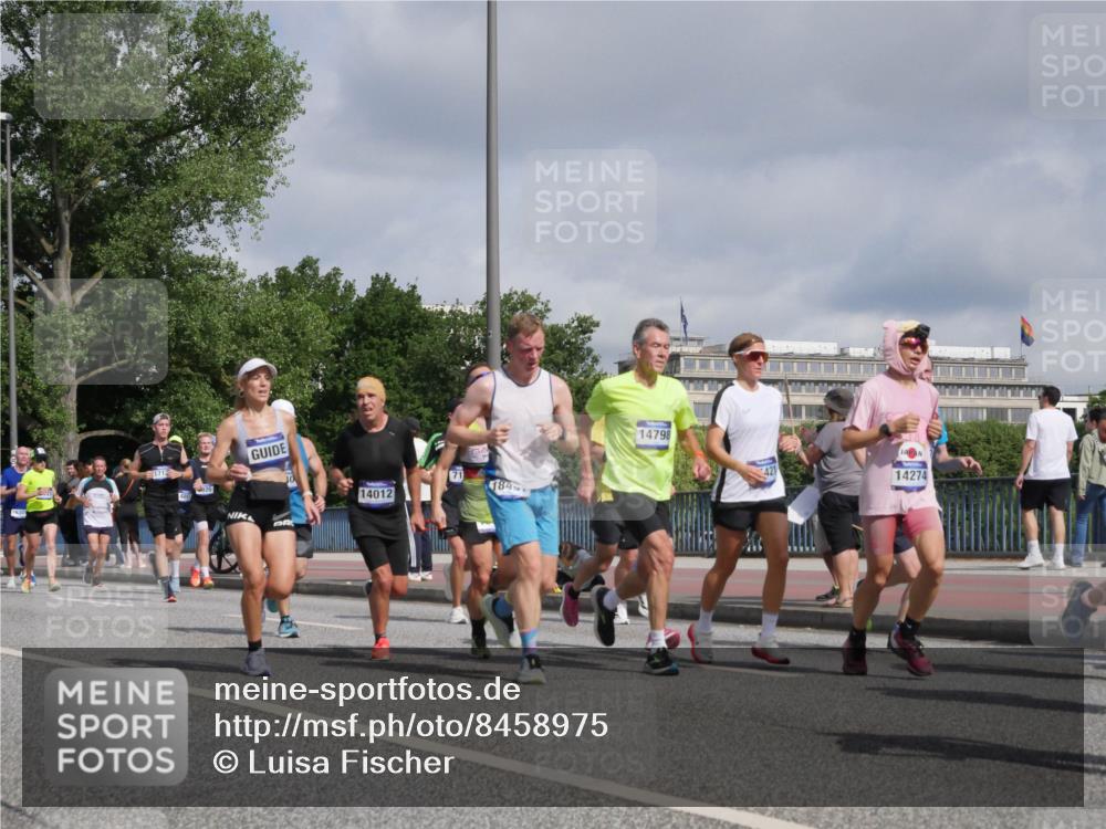 29.06.2025 - hella hamburg halbmarathon Luisa Fischer http://msf.ph/oto/8458975 29.06.2025 09:53:16 Kennedybrücke 1712, 826, 14012, 1845, 14798, 421, 14274, 1697, 2546, 3626, 4229, 4893, 5026, 5472, 5506, 5752, 5916, 6080, 6429, 6686, 6687, 7110, 8091, 8574, 10064, 10783 meine-sportfotos.de