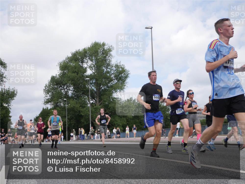 29.06.2025 - hella hamburg halbmarathon Luisa Fischer http://msf.ph/oto/8458992 29.06.2025 10:37:45 Kennedybrücke 17412, 2801, 8021, 9448, 2376, 912, 7344, 2376, 2751, 2801, 3420, 6105, 8021, 8589, 8965, 9379, 9448, 10674 meine-sportfotos.de