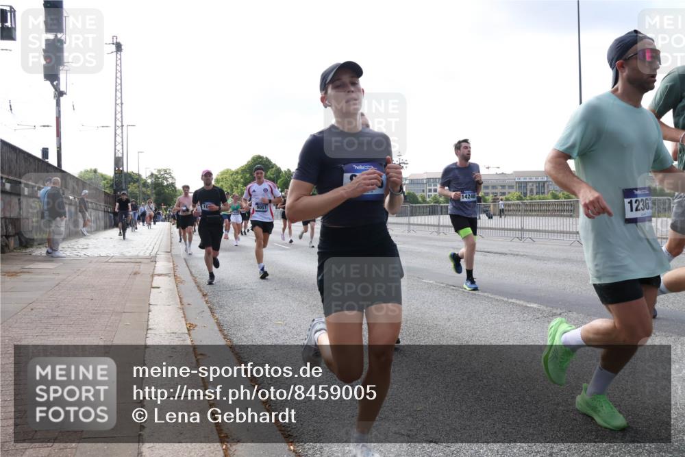 29.06.2025 - hella hamburg halbmarathon Lena Gebhardt http://msf.ph/oto/8459005 29.06.2025 09:54:40 Lombardsbrücke 9051, 1424, 1236, 1171, 1342, 1399, 1549, 1817, 1942, 2020, 2098, 2188, 2222, 2367, 2442, 2470, 2561, 2592, 2596, 2670, 2842, 2889, 2955, 3208, 3209, 3477, 3562, 4017, 4029, 4270, 4816, 4832, 5020, 5447, 5706, 5884, 6266, 6290, 6389, 6630, 6723, 6819, 6978, 7087, 7274, 7297, 7335, 7709, 7908, 8117, 8142, 8374, 8482, 8576, 8657, 8698, 8743, 8916, 8981, 9038, 9051, 9093, 9661, 9710, 9815, 9924, 10057, 10237 meine-sportfotos.de