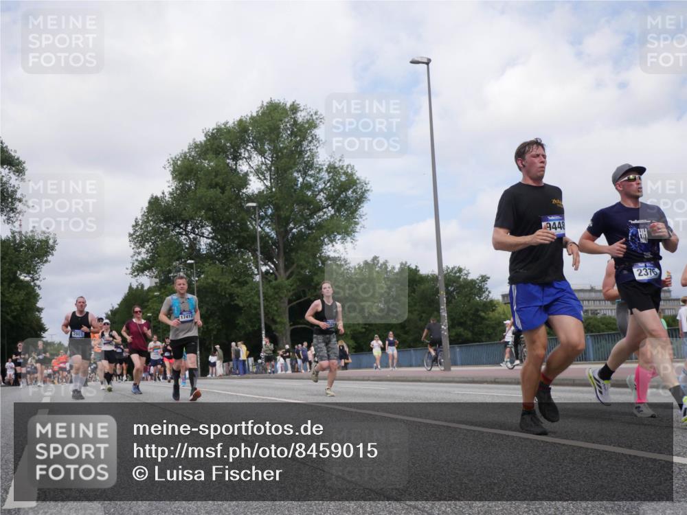 29.06.2025 - hella hamburg halbmarathon Luisa Fischer http://msf.ph/oto/8459015 29.06.2025 10:37:45 Kennedybrücke 2801, 17412, 9448, 2376, 2376, 2751, 2801, 3420, 6105, 8021, 8589, 8965, 9379, 9448, 10674 meine-sportfotos.de