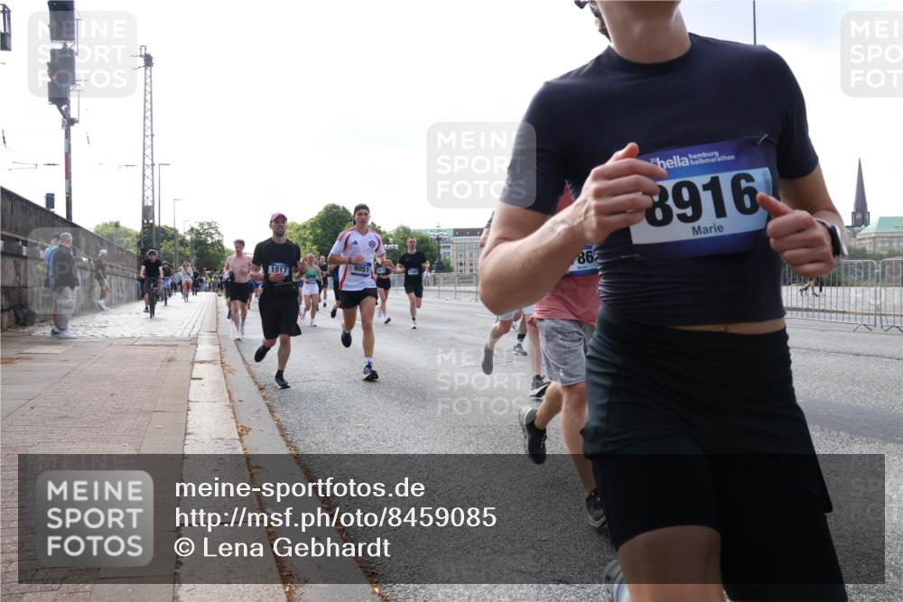 29.06.2025 - hella hamburg halbmarathon Lena Gebhardt http://msf.ph/oto/8459085 29.06.2025 09:54:40 Lombardsbrücke 9051, 1917, 862, 8916, 1171, 1342, 1399, 1549, 1817, 1942, 2020, 2098, 2188, 2222, 2367, 2442, 2470, 2561, 2592, 2596, 2670, 2842, 2889, 2955, 3208, 3209, 3477, 3562, 4017, 4029, 4270, 4816, 4832, 5020, 5447, 5706, 5884, 6266, 6290, 6389, 6630, 6723, 6819, 6978, 7087, 7274, 7297, 7335, 7709, 7908, 8117, 8142, 8374, 8482, 8576, 8657, 8698, 8743, 8916, 8981, 9038, 9051, 9093, 9661, 9710, 9815, 9924, 10057, 10237 meine-sportfotos.de