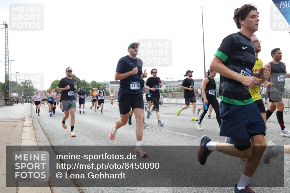 29.06.2025 - hella hamburg halbmarathon Lena Gebhardt http://msf.ph/oto/8459090 29.06.2025 10:31:44 Lombardsbrücke 17362, 11178, 104, 16978, 16, 9883, 1235, 1292, 1373, 1844, 1879, 2384, 2414, 2672, 2831, 2832, 2914, 3221, 3239, 3358, 3396, 3397, 3424, 3571, 3681, 3751, 3752, 4817, 4877, 4953, 5156, 5165, 5846, 5943, 5965, 6078, 6160, 6546, 6573, 6640, 6718, 6727, 7295, 7334, 7604, 7772, 7816, 7898, 8304, 8538, 8620, 8806, 9078, 9104, 9183, 9478, 9812, 9883, 10111, 10240, 10586, 11587, 13724, 14349, 15725, 16978, 17404, 17517, 17706 meine-sportfotos.de