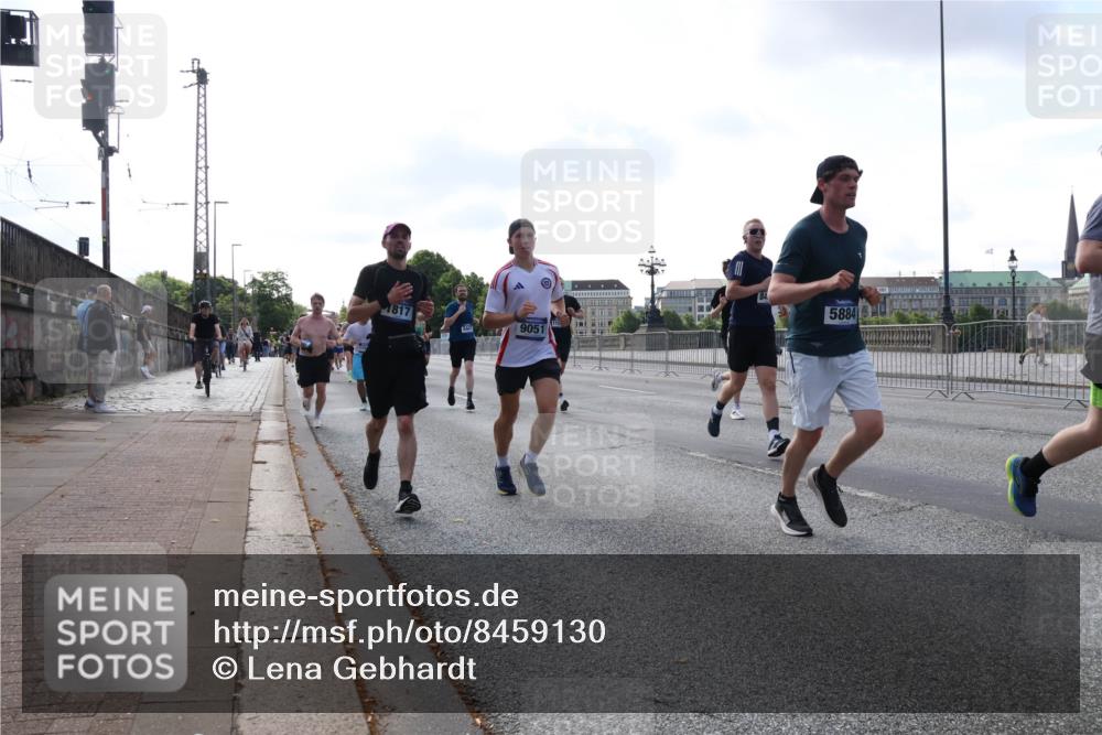 29.06.2025 - hella hamburg halbmarathon Lena Gebhardt http://msf.ph/oto/8459130 29.06.2025 09:54:41 Lombardsbrücke 5884, 1817, 9051, 1171, 1342, 1399, 1549, 1817, 1942, 2020, 2098, 2188, 2222, 2367, 2442, 2470, 2561, 2592, 2596, 2670, 2842, 2889, 2955, 3208, 3209, 3477, 3562, 4017, 4029, 4816, 4832, 5020, 5447, 5706, 5884, 6266, 6290, 6389, 6630, 6723, 6819, 6978, 6991, 7087, 7274, 7297, 7335, 7709, 7908, 8117, 8142, 8374, 8482, 8487, 8576, 8657, 8698, 8916, 8981, 9038, 9051, 9093, 9661, 9710, 9815, 9924, 10057, 10237 meine-sportfotos.de