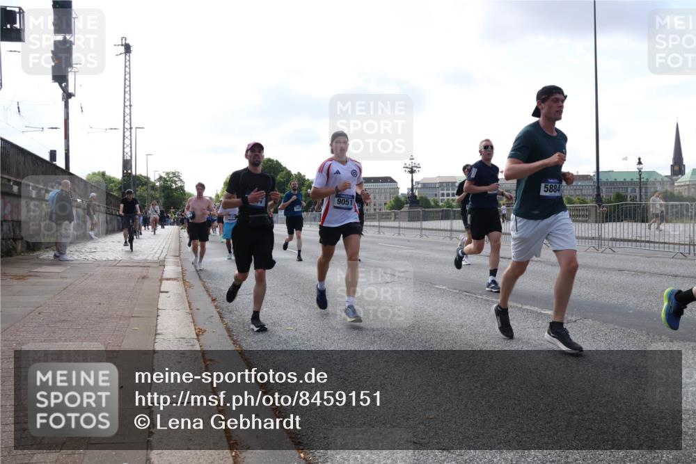 29.06.2025 - hella hamburg halbmarathon Lena Gebhardt http://msf.ph/oto/8459151 29.06.2025 09:54:41 Lombardsbrücke 1151, 5447, 9051, 5884, 1171, 1342, 1399, 1549, 1817, 1942, 2020, 2098, 2188, 2222, 2367, 2442, 2470, 2561, 2592, 2596, 2670, 2842, 2889, 2955, 3208, 3209, 3477, 3562, 4017, 4029, 4816, 4832, 5020, 5447, 5706, 5884, 6266, 6290, 6389, 6630, 6723, 6819, 6978, 6991, 7087, 7274, 7297, 7335, 7709, 7908, 8117, 8142, 8374, 8482, 8487, 8576, 8657, 8698, 8916, 8981, 9038, 9051, 9093, 9661, 9710, 9815, 9924, 10057, 10237 meine-sportfotos.de