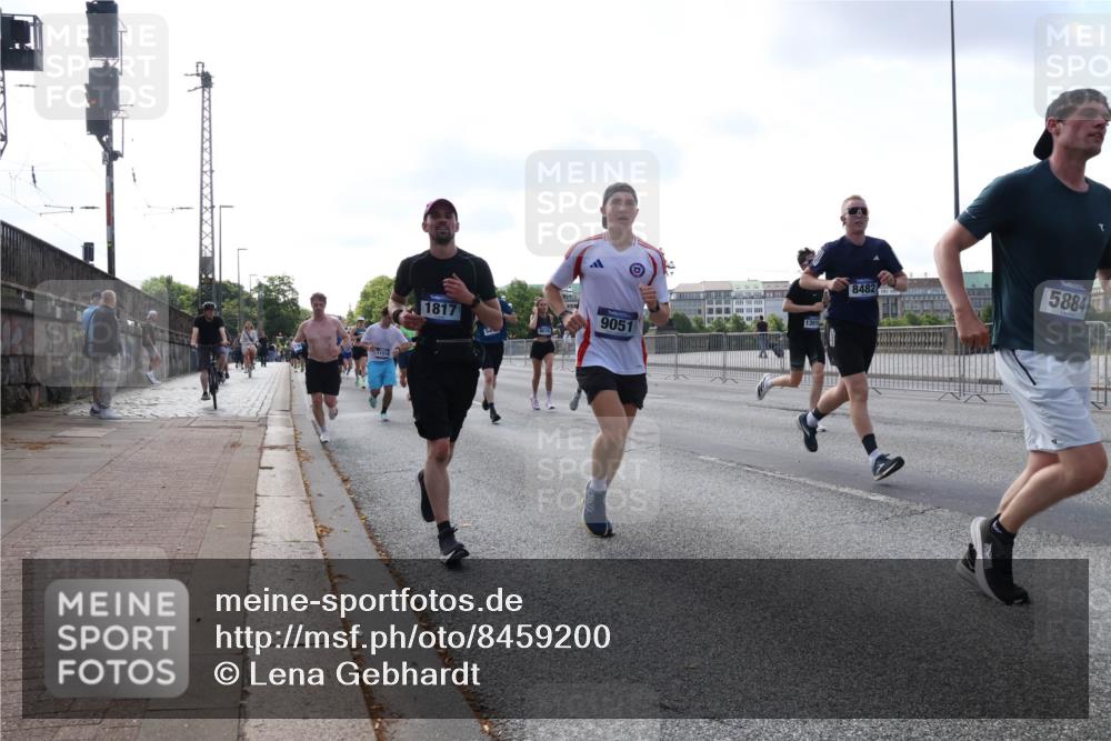 29.06.2025 - hella hamburg halbmarathon Lena Gebhardt http://msf.ph/oto/8459200 29.06.2025 09:54:41 Lombardsbrücke 1817, 9051, 13915, 8482, 5884, 1171, 1342, 1399, 1549, 1817, 1942, 2020, 2098, 2188, 2222, 2367, 2442, 2470, 2561, 2592, 2596, 2670, 2842, 2889, 2955, 3208, 3209, 3477, 3562, 4017, 4029, 4816, 4832, 5020, 5447, 5706, 5884, 6266, 6290, 6389, 6630, 6723, 6819, 6978, 6991, 7087, 7274, 7297, 7335, 7709, 7908, 8117, 8142, 8374, 8482, 8487, 8576, 8657, 8698, 8916, 8981, 9038, 9051, 9093, 9661, 9710, 9815, 9924, 10057, 10237 meine-sportfotos.de