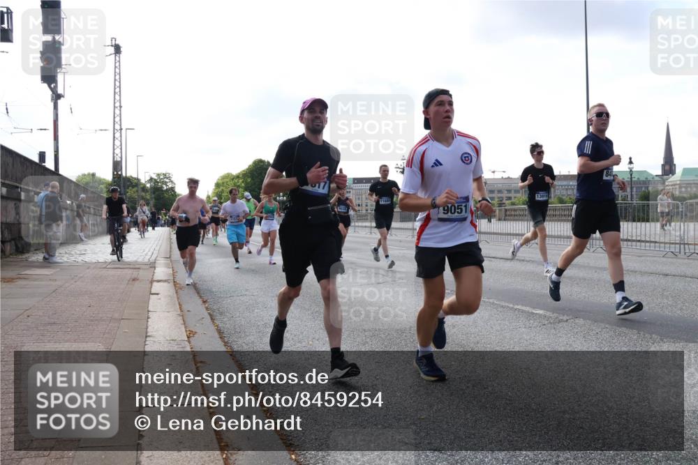 29.06.2025 - hella hamburg halbmarathon Lena Gebhardt http://msf.ph/oto/8459254 29.06.2025 09:54:42 Lombardsbrücke 1151, 11688, 9051, 848, 1171, 1342, 1399, 1549, 1817, 1942, 2020, 2098, 2188, 2222, 2367, 2442, 2470, 2561, 2592, 2596, 2670, 2842, 2889, 2955, 3208, 3209, 3477, 3562, 4017, 4029, 4816, 4832, 5020, 5399, 5447, 5706, 5884, 6266, 6290, 6389, 6630, 6723, 6819, 6978, 6991, 7087, 7274, 7297, 7335, 7709, 7908, 8117, 8142, 8374, 8482, 8487, 8576, 8657, 8698, 8916, 8981, 9038, 9051, 9093, 9661, 9710, 9815, 9924, 10057, 10237 meine-sportfotos.de