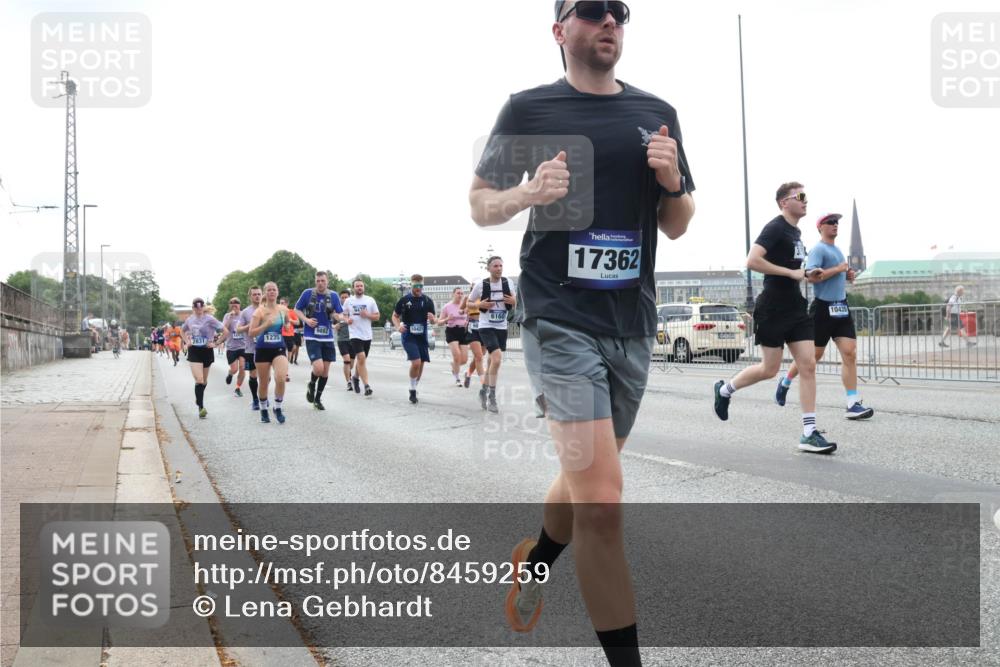 29.06.2025 - hella hamburg halbmarathon Lena Gebhardt http://msf.ph/oto/8459259 29.06.2025 10:31:46 Lombardsbrücke 9882, 10421, 1235, 6160, 17362, 10435, 1235, 1373, 1844, 1879, 2384, 2672, 2831, 2832, 3221, 3239, 3358, 3396, 3397, 3424, 3571, 3681, 3751, 3752, 4877, 4953, 5156, 5165, 5601, 5846, 5965, 6078, 6160, 6546, 6573, 6640, 6718, 6727, 7295, 7334, 7344, 7695, 7772, 7816, 7898, 8304, 8538, 8620, 8806, 9078, 9104, 9183, 9478, 9812, 9883, 10240, 10586, 11587, 13724, 15725, 16978, 17404, 17517, 17706 meine-sportfotos.de