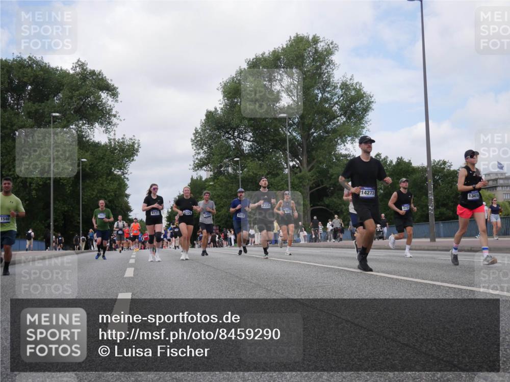 29.06.2025 - hella hamburg halbmarathon Luisa Fischer http://msf.ph/oto/8459290 29.06.2025 10:37:53 Kennedybrücke 2355, 6171, 16010, 14527, 5453, 6310, 1546, 14273, 2751, 13416, 2355, 2751, 3420, 5453, 6171, 6310, 6329, 7299, 8965 meine-sportfotos.de