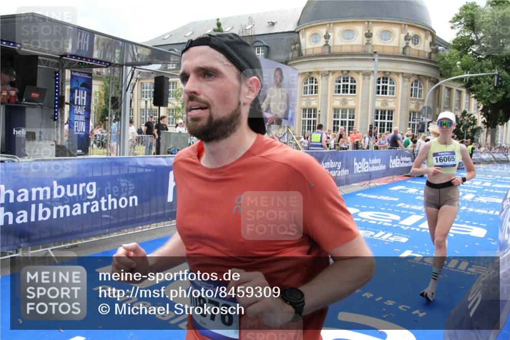 29.06.2025 - hella hamburg halbmarathon Michael Strokosch http://msf.ph/oto/8459309 29.06.2025 10:32:24 Ziel 7845, 10484, 10876, 16065 meine-sportfotos.de