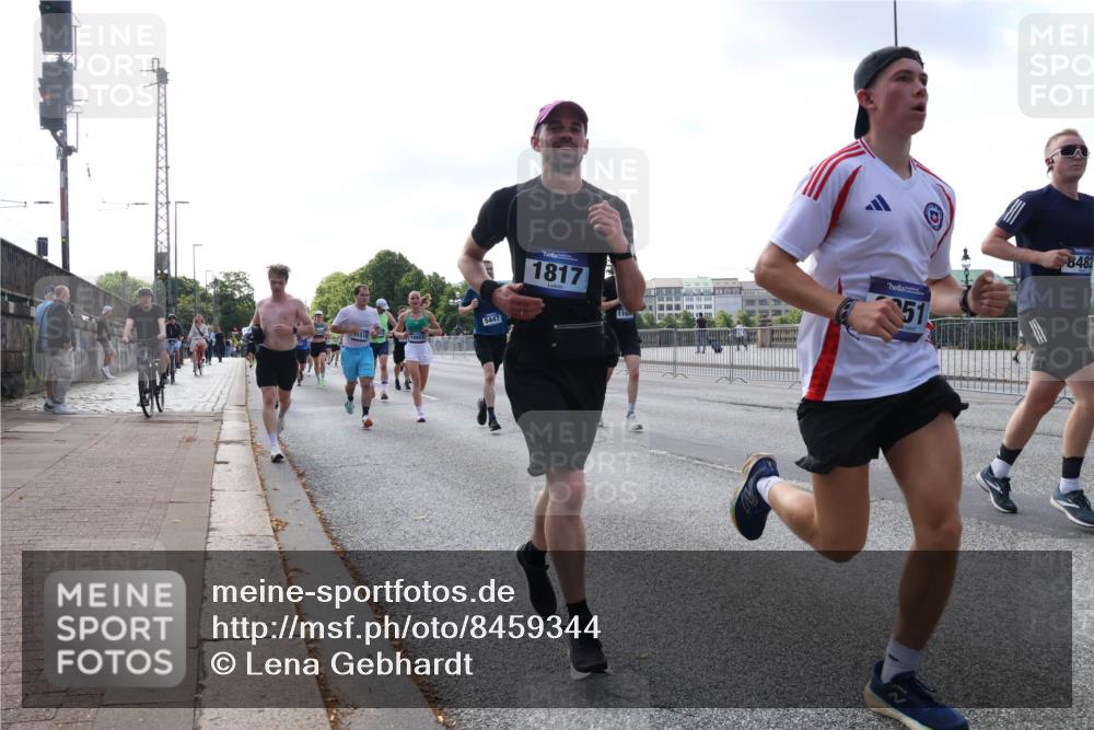 29.06.2025 - hella hamburg halbmarathon Lena Gebhardt http://msf.ph/oto/8459344 29.06.2025 09:54:42 Lombardsbrücke 5447, 1817, 116, 51, 8482, 1171, 1342, 1399, 1549, 1817, 1942, 2020, 2098, 2188, 2222, 2367, 2442, 2470, 2561, 2592, 2596, 2670, 2842, 2889, 2955, 3208, 3209, 3477, 3562, 4017, 4029, 4816, 4832, 5020, 5399, 5447, 5706, 5884, 6266, 6290, 6389, 6630, 6723, 6819, 6978, 6991, 7087, 7274, 7297, 7335, 7709, 7908, 8117, 8142, 8374, 8482, 8487, 8576, 8657, 8698, 8916, 8981, 9038, 9051, 9093, 9661, 9710, 9815, 9924, 10057, 10237 meine-sportfotos.de