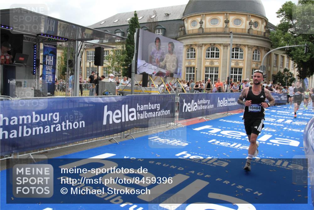 29.06.2025 - hella hamburg halbmarathon Michael Strokosch http://msf.ph/oto/8459396 29.06.2025 10:32:29 Ziel 5070, 5746, 7845, 8883, 10484, 11745, 16957 meine-sportfotos.de