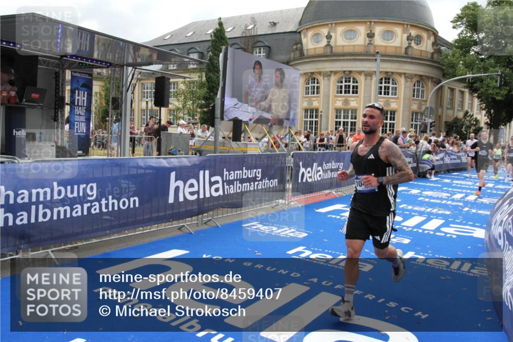 29.06.2025 - hella hamburg halbmarathon Michael Strokosch http://msf.ph/oto/8459407 29.06.2025 10:32:29 Ziel 5070, 5746, 7845, 8883, 10484, 11745, 16957 meine-sportfotos.de