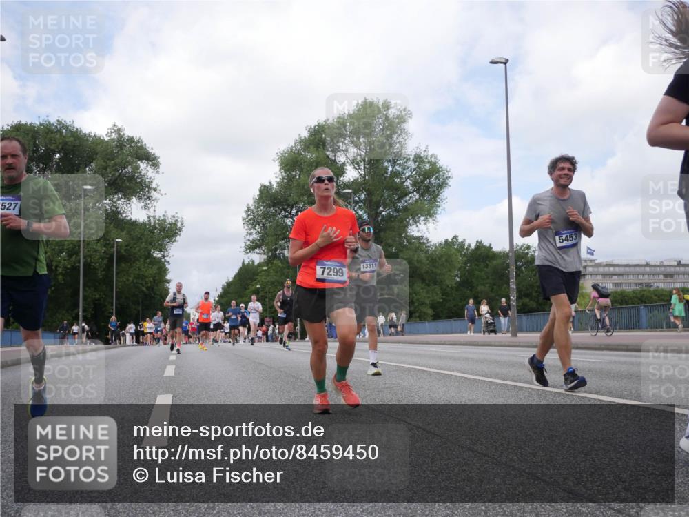 29.06.2025 - hella hamburg halbmarathon Luisa Fischer http://msf.ph/oto/8459450 29.06.2025 10:37:58 Kennedybrücke 527, 7299, 13311, 5453, 2355, 2751, 3130, 5453, 6171, 6310, 6329, 7299 meine-sportfotos.de