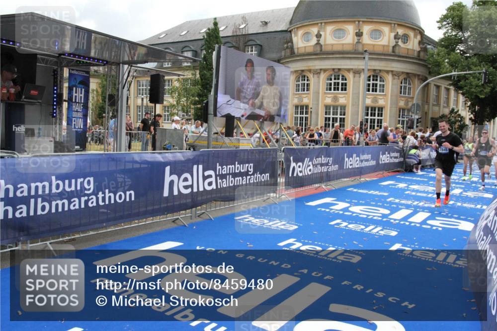 29.06.2025 - hella hamburg halbmarathon Michael Strokosch http://msf.ph/oto/8459480 29.06.2025 10:32:30 Ziel 5070, 5746, 7845, 8883, 10484, 11745, 13199, 16957, 18562, 18563 meine-sportfotos.de