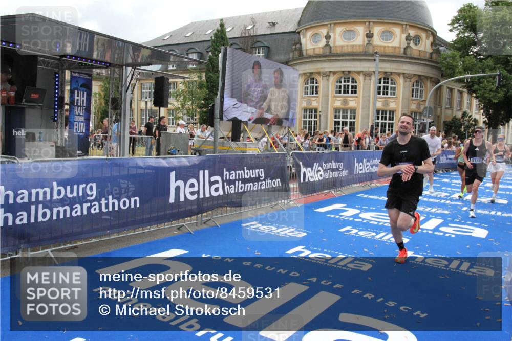 29.06.2025 - hella hamburg halbmarathon Michael Strokosch http://msf.ph/oto/8459531 29.06.2025 10:32:31 Ziel 5070, 5746, 7845, 8883, 10484, 11745, 13199, 16957, 18562, 18563 meine-sportfotos.de