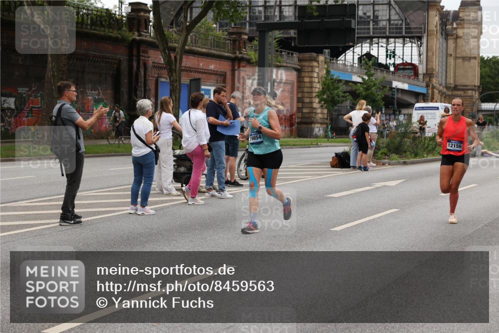 29.06.2025 - hella hamburg halbmarathon Yannick Fuchs http://msf.ph/oto/8459563 29.06.2025 10:56:35 20KM 1114, 1194, 1212, 1264, 1377, 1432, 1568, 1573, 1674, 1726, 1851, 3001, 3740, 4511, 6311, 6602, 6752, 7869, 8045, 8624, 8730, 10214, 10519, 11180, 12008, 12156, 12286, 13498, 14348, 14368, 16654, 16688, 17096, 17136, 17142, 18382, 18530, 19023 meine-sportfotos.de