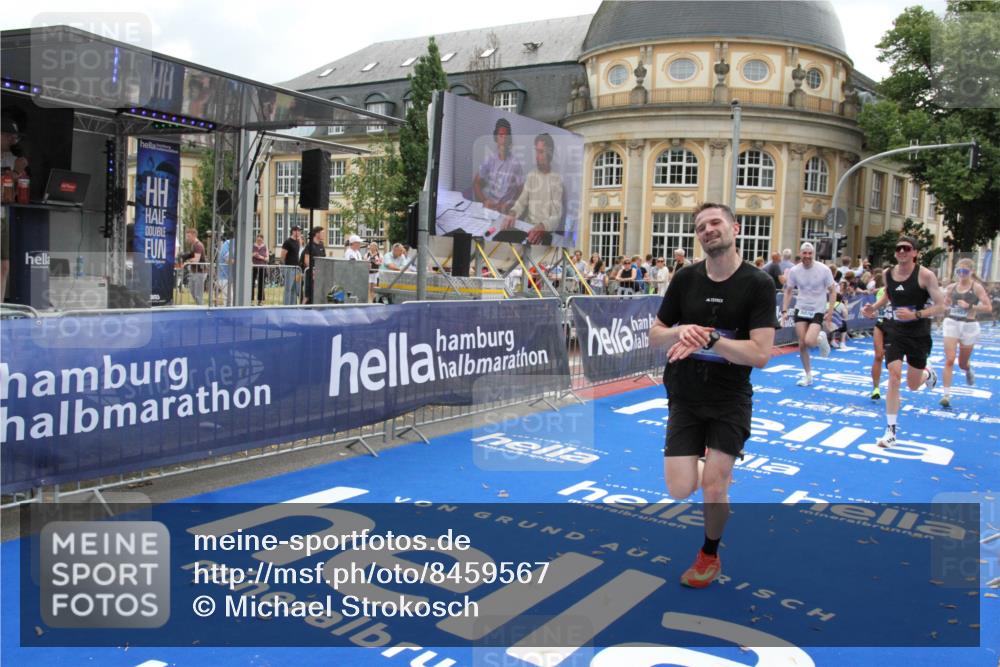 29.06.2025 - hella hamburg halbmarathon Michael Strokosch http://msf.ph/oto/8459567 29.06.2025 10:32:31 Ziel 5070, 5746, 7845, 8883, 10484, 11745, 13199, 16957, 18562, 18563 meine-sportfotos.de