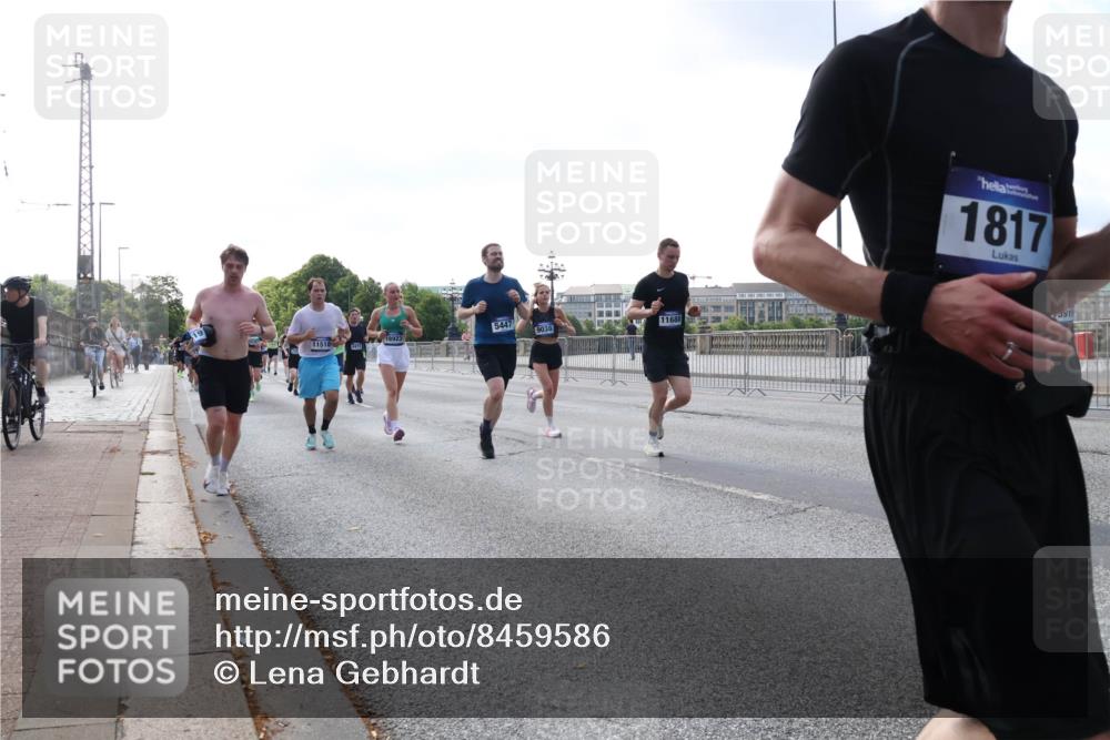 29.06.2025 - hella hamburg halbmarathon Lena Gebhardt http://msf.ph/oto/8459586 29.06.2025 09:54:42 Lombardsbrücke 18923, 11518, 5447, 9038, 11688, 1817, 1171, 1342, 1399, 1549, 1817, 1942, 2020, 2098, 2188, 2222, 2367, 2442, 2470, 2561, 2592, 2596, 2670, 2842, 2889, 2955, 3208, 3209, 3477, 3562, 4017, 4029, 4816, 4832, 5020, 5399, 5447, 5706, 5884, 6266, 6290, 6389, 6630, 6723, 6819, 6978, 6991, 7087, 7274, 7297, 7335, 7709, 7908, 8117, 8142, 8374, 8482, 8487, 8576, 8657, 8698, 8916, 8981, 9038, 9051, 9093, 9661, 9710, 9815, 9924, 10057, 10237 meine-sportfotos.de
