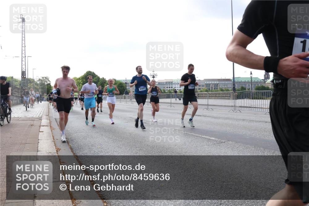 29.06.2025 - hella hamburg halbmarathon Lena Gebhardt http://msf.ph/oto/8459636 29.06.2025 09:54:43 Lombardsbrücke 11518, 18923, 6471, 5447, 9038, 11688, 1, 1171, 1342, 1399, 1549, 1817, 1942, 2020, 2098, 2188, 2222, 2367, 2442, 2470, 2561, 2592, 2596, 2670, 2842, 2889, 2955, 3208, 3209, 3477, 3562, 4017, 4029, 4816, 4832, 5020, 5399, 5447, 5706, 5884, 6266, 6290, 6389, 6630, 6723, 6819, 6978, 6991, 7087, 7274, 7297, 7335, 7709, 7908, 8117, 8142, 8374, 8482, 8487, 8576, 8657, 8698, 8916, 8981, 9038, 9051, 9093, 9476, 9661, 9710, 9815, 9924, 10057, 10237 meine-sportfotos.de