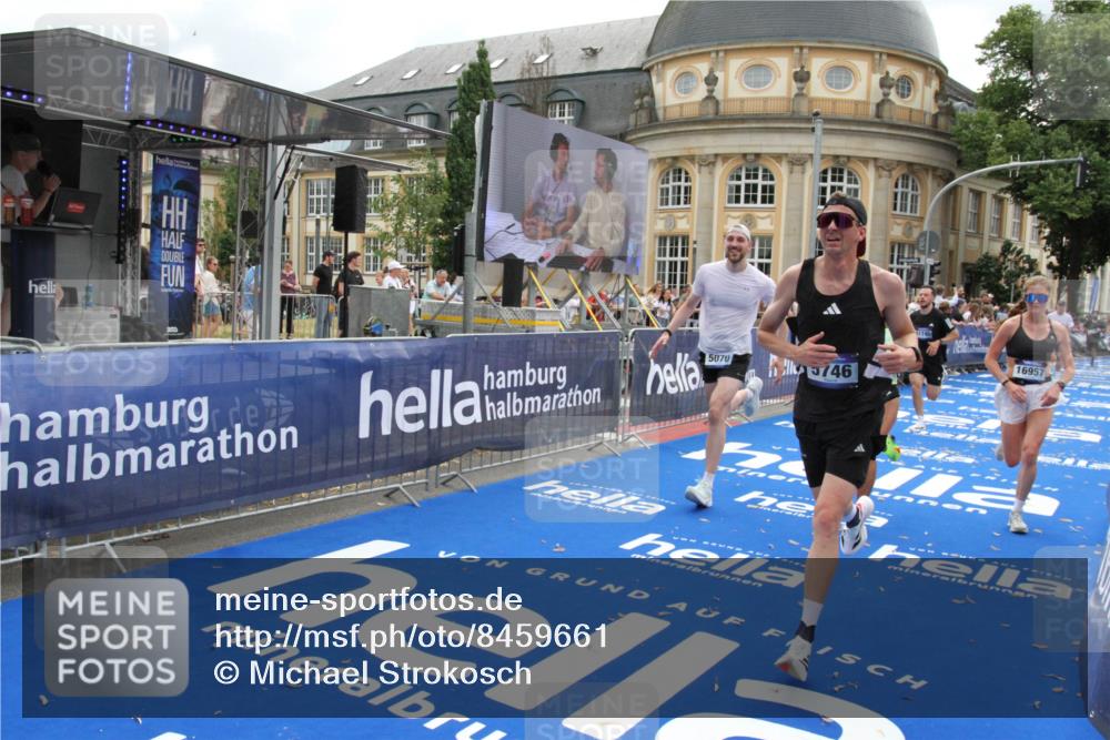 29.06.2025 - hella hamburg halbmarathon Michael Strokosch http://msf.ph/oto/8459661 29.06.2025 10:32:32 Ziel 5070, 5746, 7845, 8883, 11745, 13199, 16957, 18135, 18562, 18563 meine-sportfotos.de