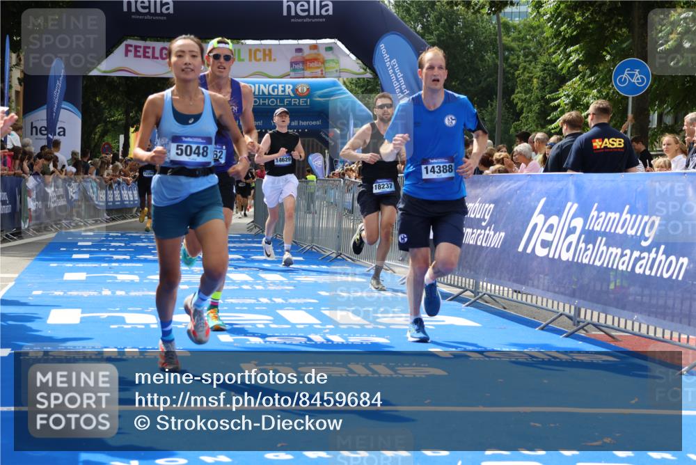 29.06.2025 - hella hamburg halbmarathon Strokosch-Dieckow http://msf.ph/oto/8459684 29.06.2025 10:34:45 Ziel 1217, 1562, 2879, 5048, 5152, 5554, 6169, 6878, 7466, 8395, 12204, 12369, 14289, 14388, 14549, 14603, 14629, 14952, 15991, 17014, 18237, 18419, 18837 meine-sportfotos.de