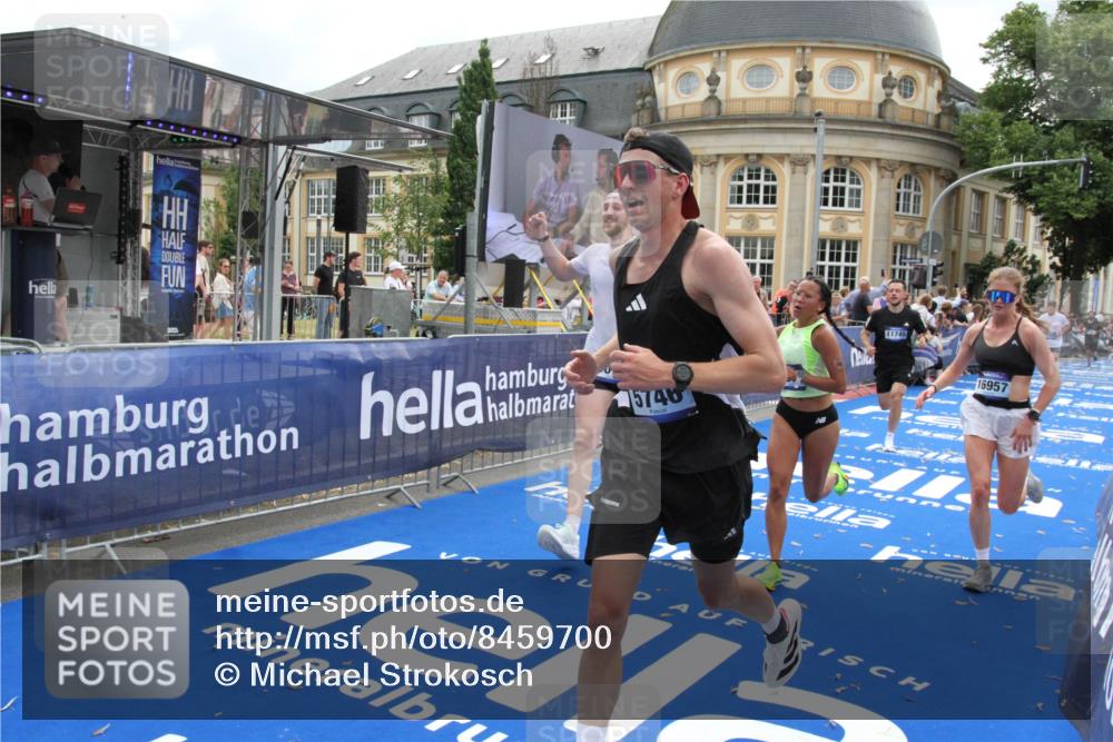 29.06.2025 - hella hamburg halbmarathon Michael Strokosch http://msf.ph/oto/8459700 29.06.2025 10:32:33 Ziel 1707, 5070, 5746, 7845, 8883, 11745, 11877, 13199, 16957, 18135, 18562, 18563 meine-sportfotos.de